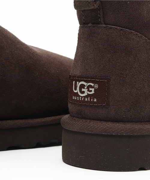 UGG（アグ）の「UGG australia クラシックミニショートブーツ（ブーツ・レディース・ダークブラウン・6/7）」の2枚目の写真
