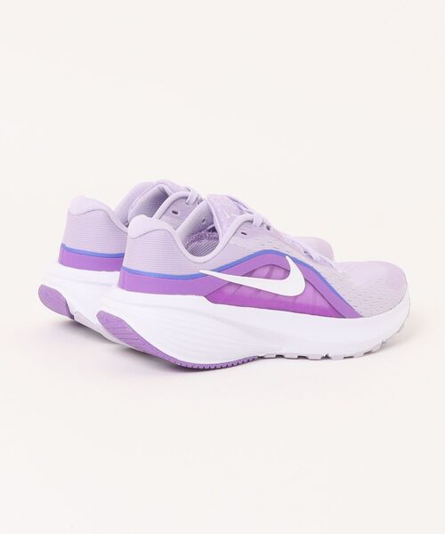 NIKE(ナイキ)の「NIKE ナイキ W DOWNSHIFTER 14 レディーススニーカー(ウィメンズダウンシフター14) IB1899-500 バイオレッドミスト/ホワイト/サファイア(スニーカー・レディース・パープル・22.5cm/23.0cm/23.5cm/24.0cm/24.5cm/25.0cm/25.5cm)」の2枚目の写真