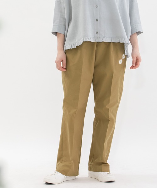 nop de nod(ノップドゥノッド)の「センタープレスチノパンツ(チノパンツ・レディース・ライトベージュ/ダークグレー/ダークベージュ・3)」の1枚目の写真