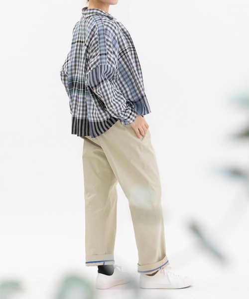 nop de nod(ノップドゥノッド)の「センタープレスチノパンツ(チノパンツ・レディース・ライトベージュ/ダークグレー/ダークベージュ・3)」の5枚目の写真