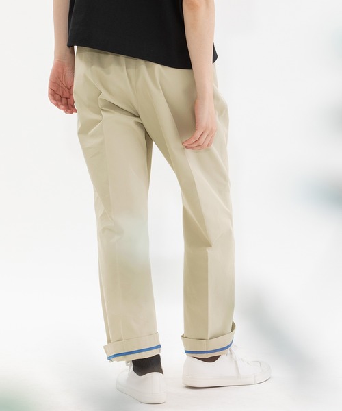 nop de nod(ノップドゥノッド)の「センタープレスチノパンツ(チノパンツ・レディース・ライトベージュ/ダークグレー/ダークベージュ・3)」の9枚目の写真