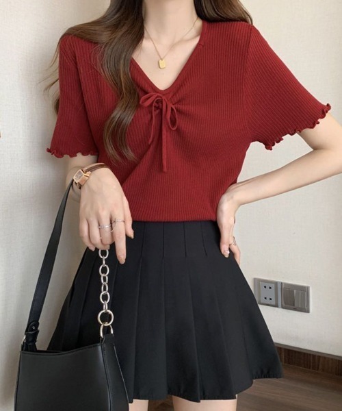 SallyLunn(サリーラン)の「フロントリボンVネックリブトップス(Tシャツ/カットソー・レディース・レッド/ブラック・LARGE/MEDIUM)」の2枚目の写真