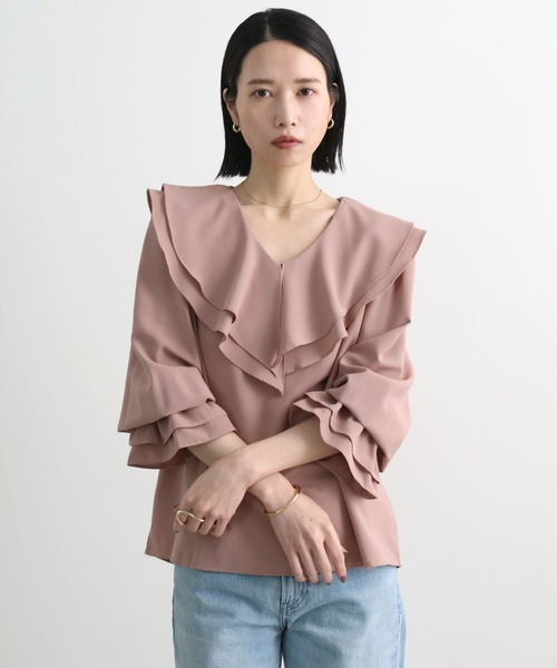 Futier land(フューティアランド)の「1枚で華やか。Vネックフリルブラウス / ラッフルカラーブラウス(シャツ/ブラウス・レディース・ライトグレー/ホワイト/ピンクベージュ/ネイビー・FREE)」の4枚目の写真
