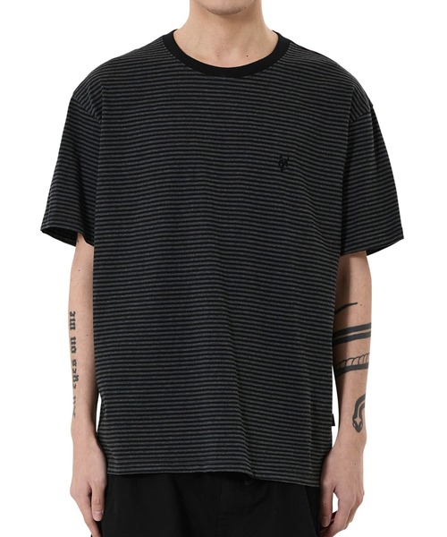 OY（オーワイ）の「『OY/オーワイ』STRIPE EMBROIDERED LOGO TEE /ボーダーエンブロイダードロゴ Tシャツ（Tシャツ/カットソー・メンズ・ネイビー/ブラック・L/M）」の3枚目の写真