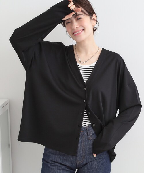 SHOO・LA・RUE(シューラルー)の「【S-LL/UV】手の甲まで隠れる 指穴付き とろみVネックカーディガン(カーディガン/ボレロ・レディース・ホワイト/ダークブラウン/ブラック・01/02/03/04)」の2枚目の写真