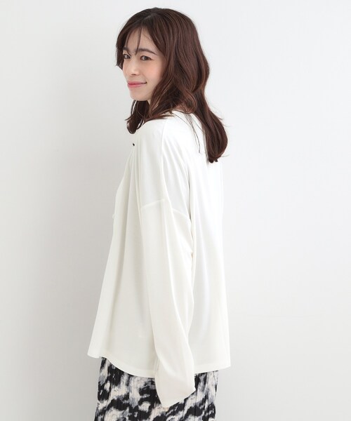 SHOO・LA・RUE(シューラルー)の「【S-LL/UV】手の甲まで隠れる 指穴付き とろみVネックカーディガン(カーディガン/ボレロ・レディース・ホワイト/ダークブラウン/ブラック・01/02/03/04)」の5枚目の写真