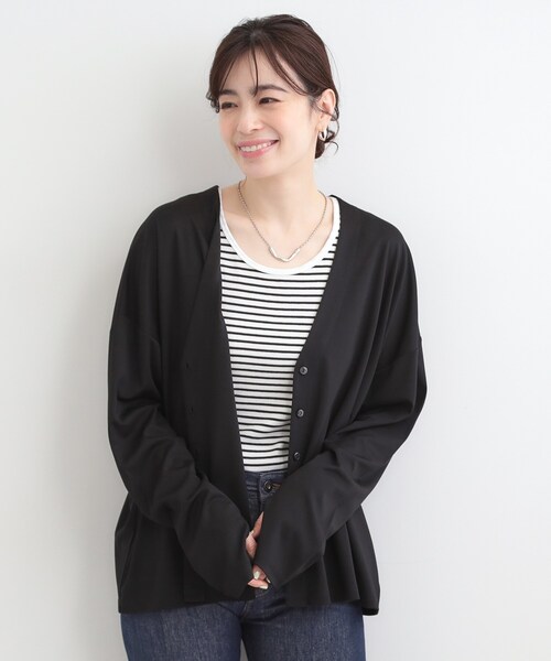 SHOO・LA・RUE(シューラルー)の「【S-LL/UV】手の甲まで隠れる 指穴付き とろみVネックカーディガン(カーディガン/ボレロ・レディース・ホワイト/ダークブラウン/ブラック・01/02/03/04)」の8枚目の写真