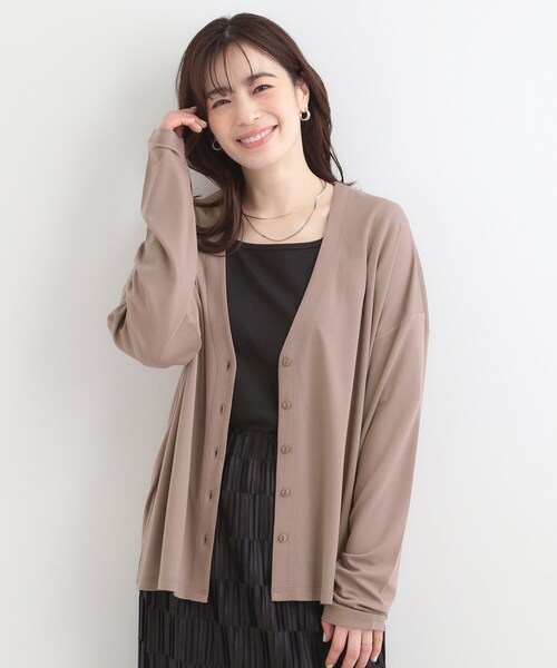 SHOO・LA・RUE(シューラルー)の「【S-LL/UV】手の甲まで隠れる 指穴付き とろみVネックカーディガン(カーディガン/ボレロ・レディース・ホワイト/ダークブラウン/ブラック・01/02/03/04)」の12枚目の写真