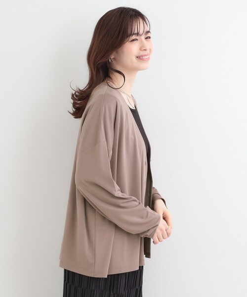 SHOO・LA・RUE(シューラルー)の「【S-LL/UV】手の甲まで隠れる 指穴付き とろみVネックカーディガン(カーディガン/ボレロ・レディース・ホワイト/ダークブラウン/ブラック・01/02/03/04)」の13枚目の写真
