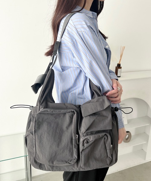 wears(ウェアーズ)の「2wayマルチポケットナイロンショルダーバッグ(ショルダーバッグ・レディース・ダークグレー/ブラック/アイボリー・FREE)」の3枚目の写真