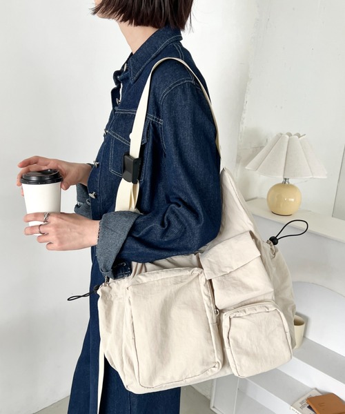 wears(ウェアーズ)の「2wayマルチポケットナイロンショルダーバッグ(ショルダーバッグ・レディース・ダークグレー/ブラック/アイボリー・FREE)」の6枚目の写真