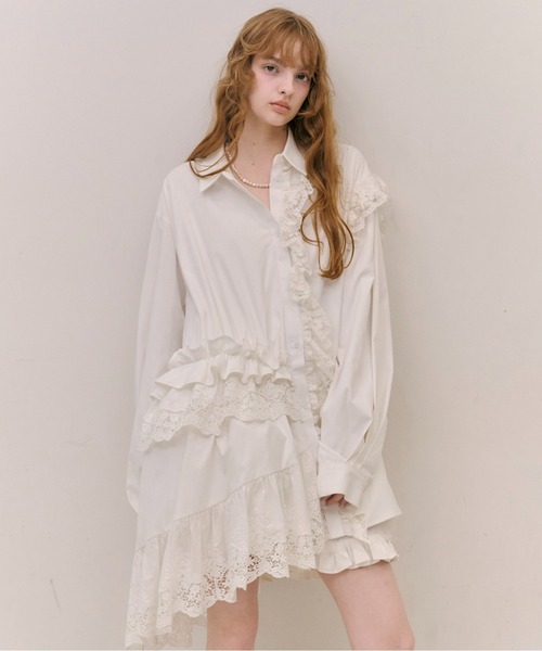 J1U by LA BELLE ETUDE(ジユウバイラベルエチュード)の「レトロレースアシメデザインシャツ(シャツ/ブラウス・レディース・ブラック/ホワイト・FREE)」の1枚目の写真