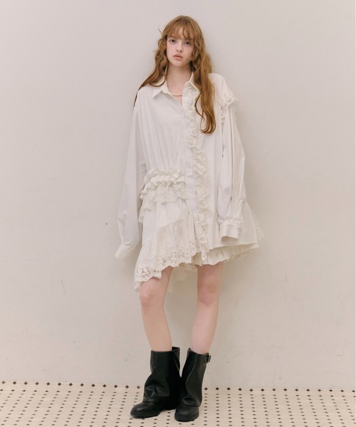J1U by LA BELLE ETUDE(ジユウバイラベルエチュード)の「レトロレースアシメデザインシャツ(シャツ/ブラウス・レディース・ブラック/ホワイト・FREE)」の3枚目の写真