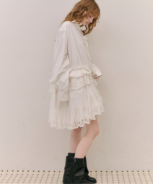 J1U by LA BELLE ETUDE(ジユウバイラベルエチュード)の「レトロレースアシメデザインシャツ(シャツ/ブラウス・レディース・ブラック/ホワイト・FREE)」の13枚目の写真