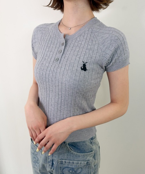 frunco(フランコ)の「【ZOZOTOWN限定】ワンポイント刺繍ヘンリーネック半袖ニット(ニット/セーター・レディース・ホワイト/グレー・FREE)」の6枚目の写真