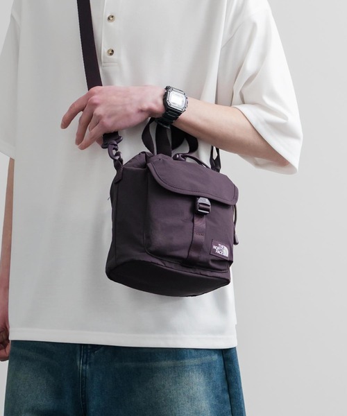 THE NORTH FACE(ザノースフェイス)の「THE NORTH FACE ザ・ノースフェイス BREEZE BUCKET BAG 巾着型ショルダーバッグ/ハンドバッグ(ショルダーバッグ・メンズ・ブラック/ホワイト/ピンク/バイオレット/グレー・FREE)」の4枚目の写真