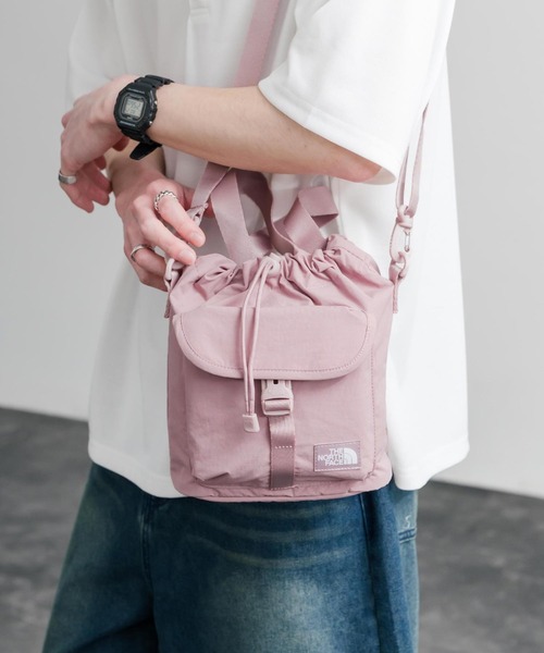 THE NORTH FACE(ザノースフェイス)の「THE NORTH FACE ザ・ノースフェイス BREEZE BUCKET BAG 巾着型ショルダーバッグ/ハンドバッグ(ショルダーバッグ・メンズ・ブラック/ホワイト/ピンク/バイオレット/グレー・FREE)」の5枚目の写真