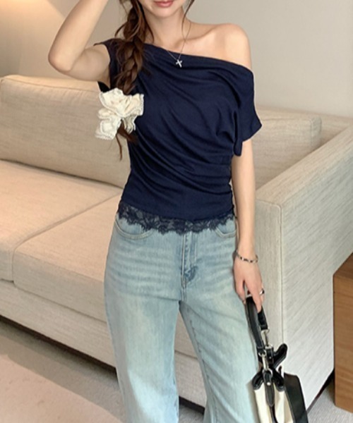 AMAJI（アマジ）の「レーストリム ワンショルダーTシャツ 半袖 レディース フィット感 セクシーきれいめトップス（Tシャツ/カットソー・レディース・グレー/ピンク/ホワイト/ブラック/ネイビー・MEDIUM/SMALL/X-LARGE/LARGE）」の4枚目の写真