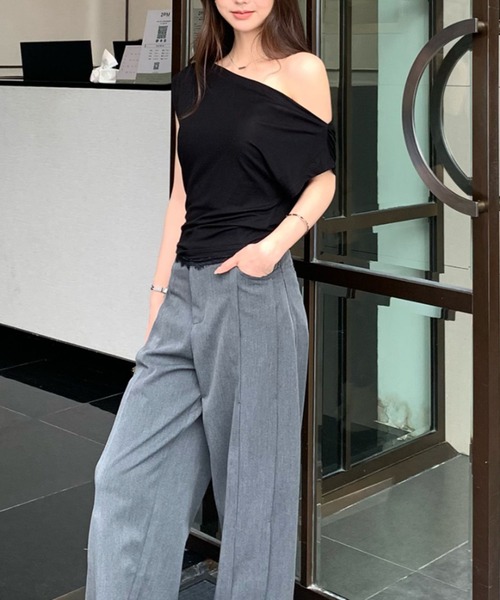 AMAJI（アマジ）の「レーストリム ワンショルダーTシャツ 半袖 レディース フィット感 セクシーきれいめトップス（Tシャツ/カットソー・レディース・グレー/ピンク/ホワイト/ブラック/ネイビー・MEDIUM/SMALL/X-LARGE/LARGE）」の2枚目の写真