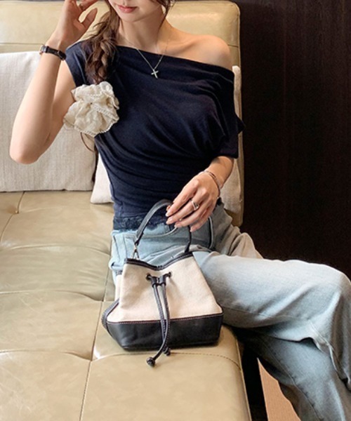 AMAJI（アマジ）の「レーストリム ワンショルダーTシャツ 半袖 レディース フィット感 セクシーきれいめトップス（Tシャツ/カットソー・レディース・グレー/ピンク/ホワイト/ブラック/ネイビー・MEDIUM/SMALL/X-LARGE/LARGE）」の17枚目の写真