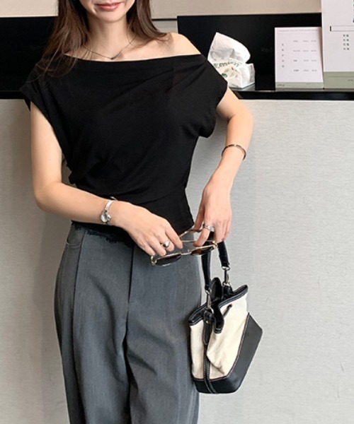 AMAJI（アマジ）の「レーストリム ワンショルダーTシャツ 半袖 レディース フィット感 セクシーきれいめトップス（Tシャツ/カットソー・レディース・グレー/ピンク/ホワイト/ブラック/ネイビー・MEDIUM/SMALL/X-LARGE/LARGE）」の11枚目の写真