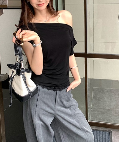 AMAJI（アマジ）の「レーストリム ワンショルダーTシャツ 半袖 レディース フィット感 セクシーきれいめトップス（Tシャツ/カットソー・レディース・グレー/ピンク/ホワイト/ブラック/ネイビー・MEDIUM/SMALL/X-LARGE/LARGE）」の6枚目の写真