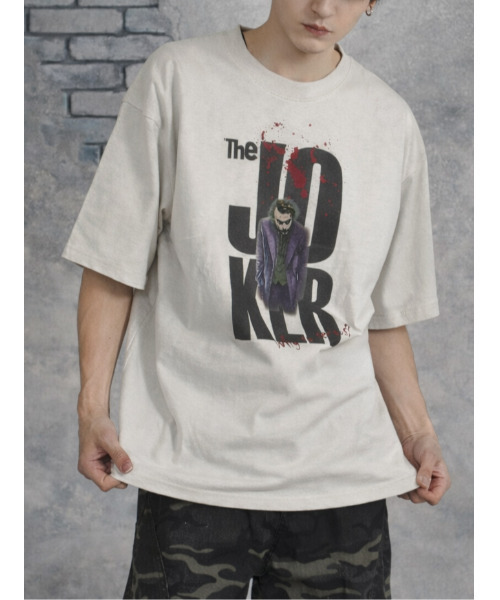 neos（ネオス）の「【neos】The Dark Knight Trilogy JOKER ヴィンテージライク ルーズシルエット プリント Tシャツ メンズ レディース ユニセックス（Tシャツ/カットソー・メンズ・ブラック系1/ブラック系2/ホワイト系1/ホワイト系2・MEDIUM/LARGE/X-LARGE）」の2枚目の写真