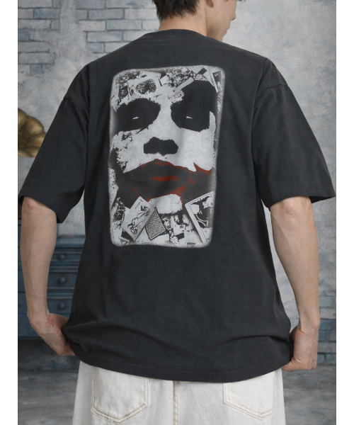 neos（ネオス）の「【neos】The Dark Knight Trilogy JOKER ヴィンテージライク ルーズシルエット プリント Tシャツ メンズ レディース ユニセックス（Tシャツ/カットソー・メンズ・ブラック系1/ブラック系2/ホワイト系1/ホワイト系2・MEDIUM/LARGE/X-LARGE）」の4枚目の写真