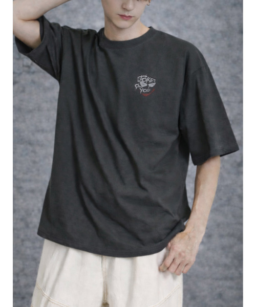 neos（ネオス）の「【neos】The Dark Knight Trilogy JOKER ヴィンテージライク ルーズシルエット プリント Tシャツ メンズ レディース ユニセックス（Tシャツ/カットソー・メンズ・ブラック系1/ブラック系2/ホワイト系1/ホワイト系2・MEDIUM/LARGE/X-LARGE）」の9枚目の写真
