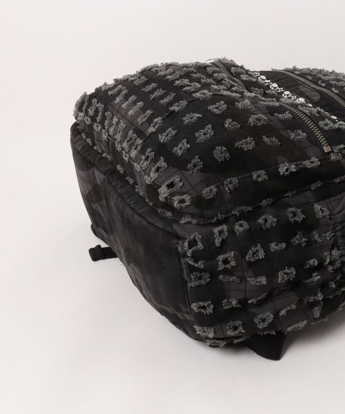 L.H.P(エルエイチピー)の「RECKLESS SCHOLARS/レックレス スカラーズ/CAMMO TRASHED STUDDED BACKPACK(バックパック/リュック・レディース・ブラック・F)」の3枚目の写真