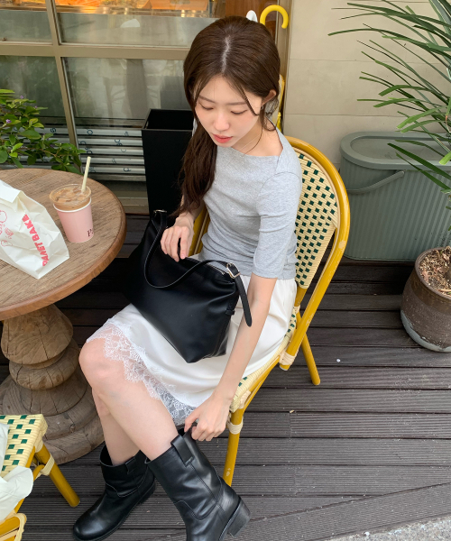 LOOKAST(ルックキャスト)の「レアボートネックスリムTシャツ_メランジグレー / LEA BOAT NECK SLIM T-SHIRT_MELANGE GREY(Tシャツ/カットソー・レディース・ライトグレー・SMALL/MEDIUM)」の2枚目の写真