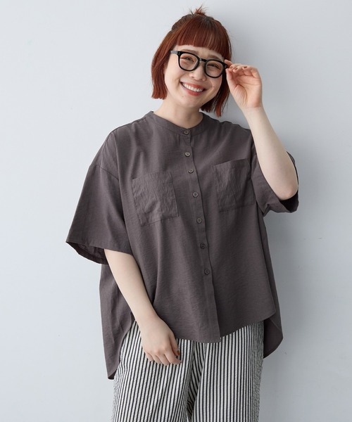 anyfee（エニフィー）の「【anyfee/大きいサイズ】ノーカラーゆるチュニックシャツ（シャツ/ブラウス・レディース・ベージュ/レンガ/チャコール・LL1/3L1/4L1/5L1）」の2枚目の写真
