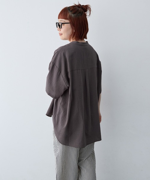 anyfee（エニフィー）の「【anyfee/大きいサイズ】ノーカラーゆるチュニックシャツ（シャツ/ブラウス・レディース・ベージュ/レンガ/チャコール・LL1/3L1/4L1/5L1）」の22枚目の写真