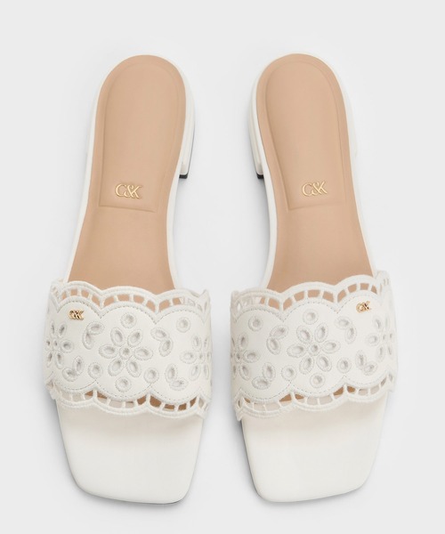 CHARLES & KEITH(チャールズ & キース)の「レザー エンブロイダリー スライドサンダル(サンダル・レディース・ベージュ/ホワイト・23.5cm/23cm/22.5cm/25cm/24.5cm)」の6枚目の写真
