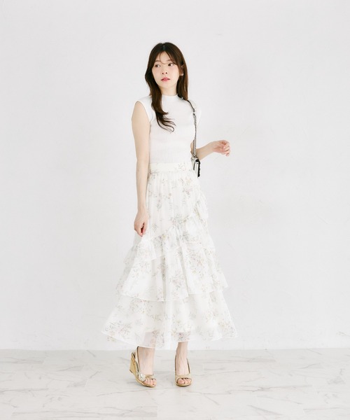 tocco closet(トッコ クローゼット)の「ラメ楊柳フラワープリントアシメフリルティアードスカート(Tシャツ/カットソー・レディース・オフホワイト/ブルー・M)」の4枚目の写真