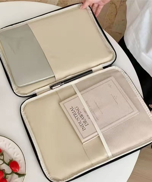 ammy.（エイミードット）の「【 ammy. / エイミードット 】 ミニスター クッション タブレット ケース/11インチ/13インチ（PC・タブレットケース・レディース・ミント/ブラック/ブラウン/ピンク・13/11）」の5枚目の写真