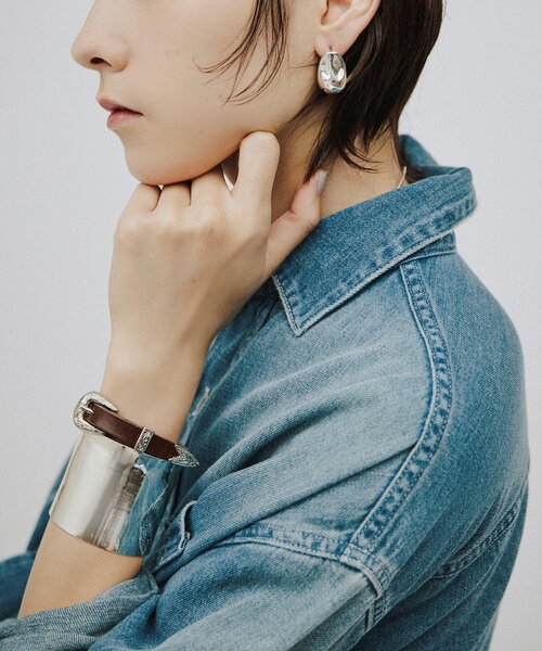 Whim Gazette(ウィムガゼット)の「【Hoaw.】レザーモチーフブレスレット(ブレスレット・レディース・ダークブラウン/ブラック・FREE)」の4枚目の写真