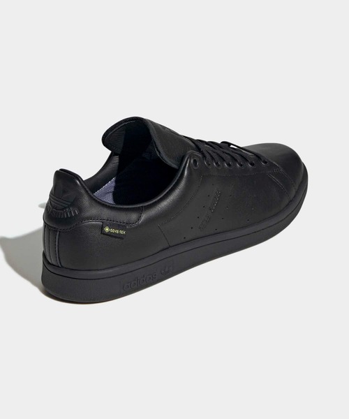 adidas（アディダス）の「スタンスミス GORE-TEX / Stan Smith GORE-TEX / アディダスオリジナルス adidas Originals（スニーカー・メンズ・ブラック・22.0cm/22.5cm/23.0cm/23.5cm/24.0cm/24.5cm/25.0cm/25.5cm/26.0cm/26.5cm/27.0cm/27.5cm/28.0cm/28.5cm/29.0cm/29.5cm/30.0cm/31cm）」の5枚目の写真