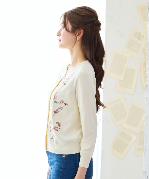Rose Tiara(ローズティアラ)の「ボタニカルフラワニットカーディガン(カーディガン/ボレロ・レディース・オフホワイト/ブラック・42/38)」の5枚目の写真