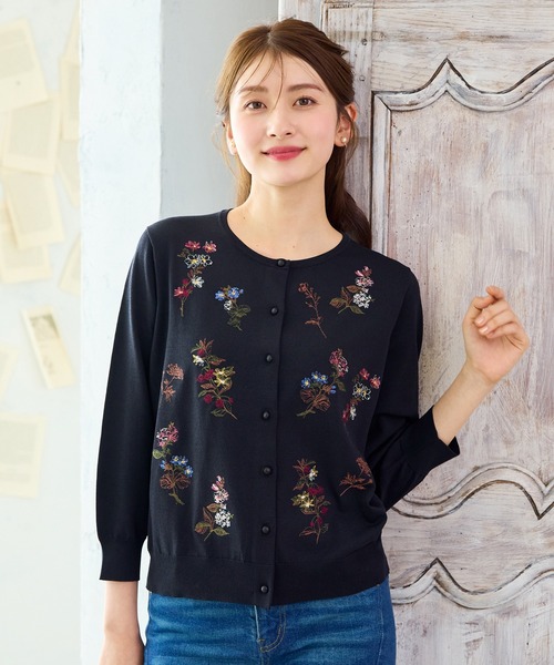 Rose Tiara(ローズティアラ)の「ボタニカルフラワニットカーディガン(カーディガン/ボレロ・レディース・オフホワイト/ブラック・42/38)」の7枚目の写真