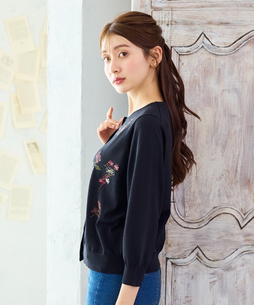 Rose Tiara(ローズティアラ)の「ボタニカルフラワニットカーディガン(カーディガン/ボレロ・レディース・オフホワイト/ブラック・42/38)」の9枚目の写真