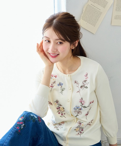 Rose Tiara(ローズティアラ)の「ボタニカルフラワニットカーディガン(カーディガン/ボレロ・レディース・オフホワイト/ブラック・42/38)」の18枚目の写真