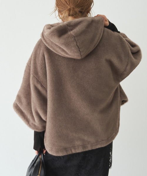 PUAL CE CIN(ピュアルセシン)の「ミンク風ファーポンチョジャケット(ポンチョ・レディース・グレイッシュベージュ/ブラウン・FREE)」の7枚目の写真
