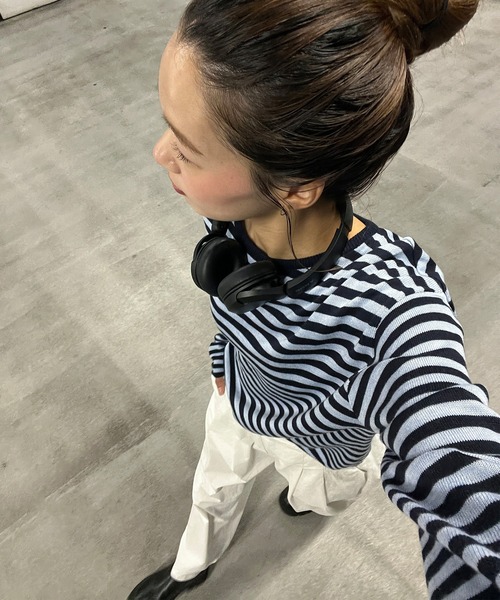 HEILIS(ヘイリス)の「【Ranna Select】ボーダー柄長袖ニットトップス/ボーダーニット ボーダートップス 長袖ニット ニットトップス ボーダー柄 クルーネック フレアスリーブ 長袖トップス 薄手ニット 韓国ファッション カジュアル ノームコア レイヤード デイリー 秋服 冬服 チャコール ネイビー アイボリー(ニット/セーター・レディース・ブルー系その他/グレー系その他/ブラック系その他・FREE)」の4枚目の写真