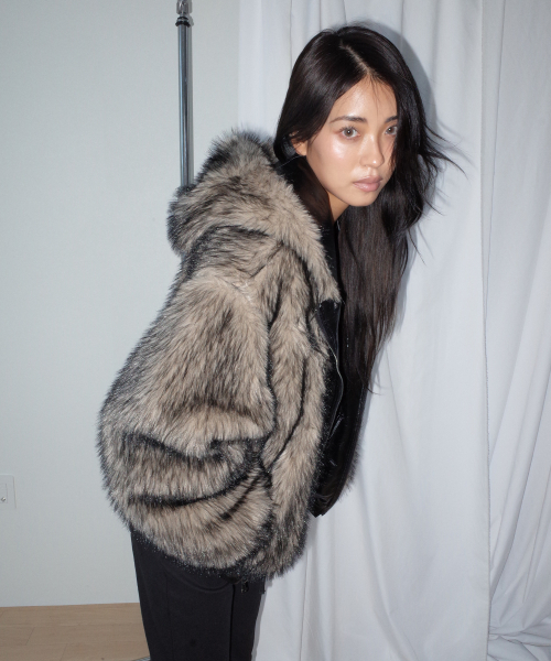 CHICKS(チックス)の「リバーシブルレザー×ファーコート フードジャンパージャケット ブラック(その他アウター・レディース・ブラック・ONE SIZE)」の2枚目の写真