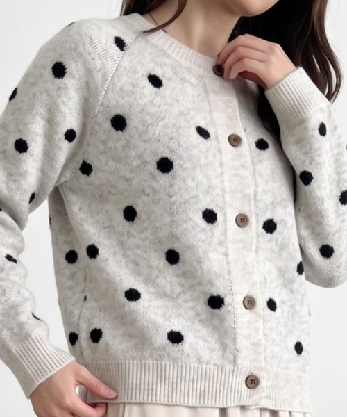 umune(ウムネ)の「秋冬のスタイリングのアクセントに♪ドット柄クルーネックカーディガン(カーディガン/ボレロ・レディース・アイボリー/グレー/ブラウン・FREE)」の5枚目の写真