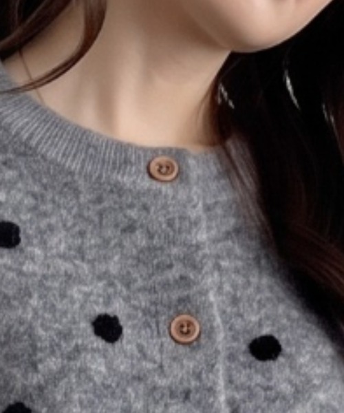 umune(ウムネ)の「秋冬のスタイリングのアクセントに♪ドット柄クルーネックカーディガン(カーディガン/ボレロ・レディース・アイボリー/グレー/ブラウン・FREE)」の12枚目の写真