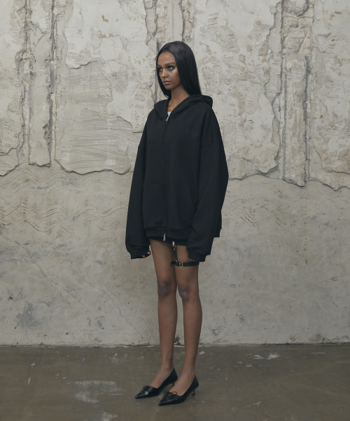 VOONT(ブント)の「Metallic Heart Over-Fit Hood Zip-Up (BLACK)(パーカー・レディース・ブラック・OS)」の4枚目の写真
