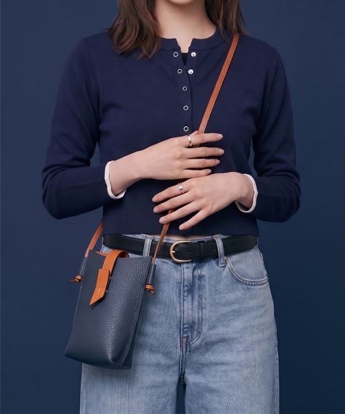 Charis Poche(カリスポシェ)の「【本革】すっぽり収まる安心サイズ ショルダーポーチ/バイカラー/シュリンクレザー(ショルダーバッグ・レディース・ピンク/イエロー/グレイッシュベージュ/レッド/ネイビー/グリーン/オレンジ/ブルー/アイボリー/ブラック・ONE SIZE)」の5枚目の写真