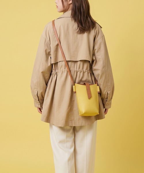 Charis Poche(カリスポシェ)の「【本革】すっぽり収まる安心サイズ ショルダーポーチ/バイカラー/シュリンクレザー(ショルダーバッグ・レディース・ピンク/イエロー/グレイッシュベージュ/レッド/ネイビー/グリーン/オレンジ/ブルー/アイボリー/ブラック・ONE SIZE)」の7枚目の写真
